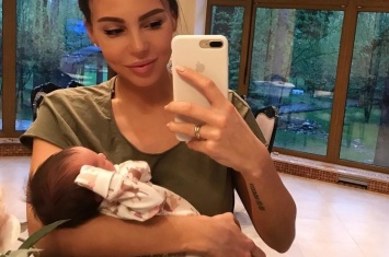 Оксана Самойлова поделилась фотографией с новорожденной дочкой
