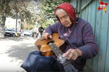 Блюз. Белорусская бабушка играет на гитаре с помощью лампочки. Теперь она -мировая знаменитость