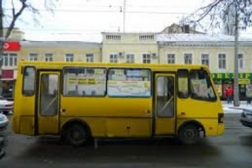 В Одессе маршрутка на ходу выронила двух девушек