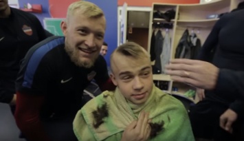 Футболисты из Красноярска на спор побрили своего пресс-секретаря