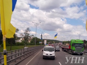 Колонна автомобилей из Киева двинулась на пикет к имению Порошенко в Козине