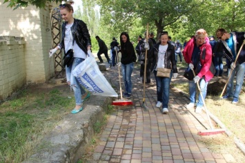 Работники «Ника-Теры» убрали улицу Айвазовского и высадили катальпы