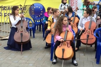 В Мариуполе гимн ЕС исполнили 150 юных музыкантов с Востока Украины (ФОТО, ВИДЕО)