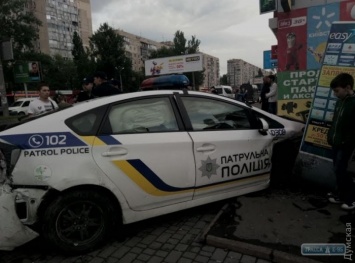 На поселке Котовского полицейский «Приус» столкнулся с "Мерседесом" и протаранил терминал