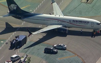 В аэропорту Лос-Анджелеса самолет столкнулся с грузовиком