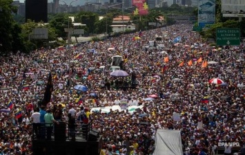В Венесуэле сотни тысяч человек вновь вышли на улицы