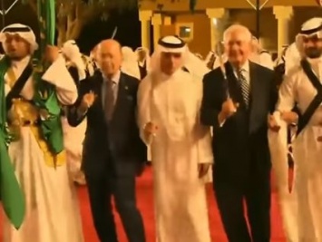 Сеть порвал танец с саблями в Саудовской Аравии в исполнении Трампа и Тиллерсона