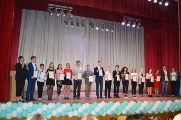 Школьники Феодосии получили свидетельства стипендиатов Совета министров и дипломы победителей конкурса МАН