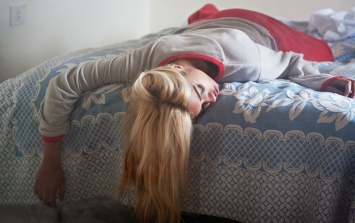 Ученые рассказали, почему от недосыпания больше хочется есть