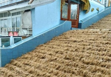 Прошел дождик: в Аркадии и на Тираспольской площади образовались реки и водопады
