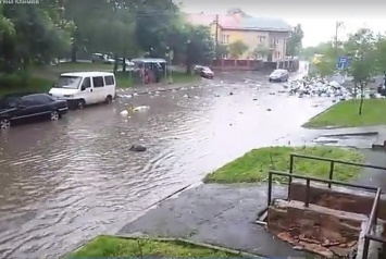 Сильный ливень во Львове превратил улицы в мусорные потоки