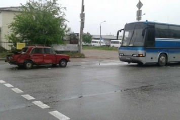 В Запорожье междугородний автобус врезался в ВАЗ