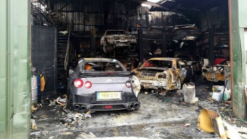 В Великобритании сгорел автосалон со спорткарами Nissan GT-R