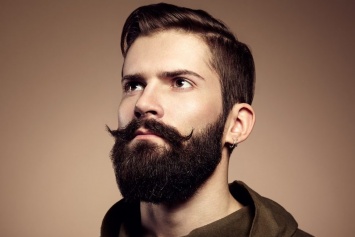 Новый бьюти-тренд: мужчинам предложили выравнивать бороды плойкой