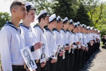 В Мариуполе почтили память моряков, погибших в мирное время(ФОТО)