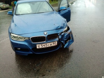 В Симферополе водитель иномарки разбил машину на 300 тысяч и улетел в кювет
