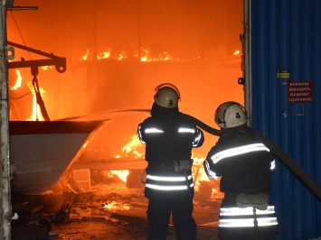 Ночью полсотни спасателей тушили большой пожар на предприятии по производству яхт в Николаеве