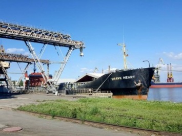 Логистическая компания из Мариуполя загрузила первое "мультикультурное" судно (фото)
