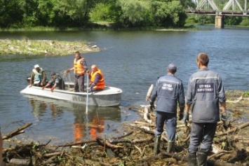 Кременчугские спасатели, водолазы и сотрудники водного хозяйства второй день чистят затор на Псле (ФОТО)