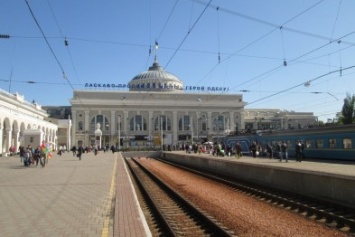 В Одесском вокзале сидеть можно лишь на улице с бомжами (ФОТО)
