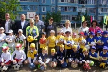 Дошкольники Каменского учились играть в футбол и баскетбол