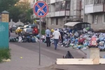 Жесткий протест: Жители Львова перекрыли улицы баррикадами из мусора