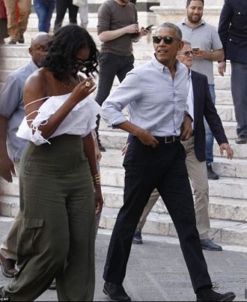 Мишель Обама появилась на публике в кокетливом топе с голым плечом