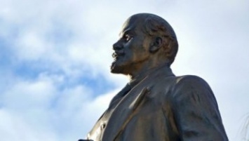 Российские школьники разбили памятник Ленину по политическим мотивам