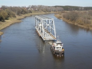В Беларуси по узкой извилистой реке перевезли 80-метровые фермы моста (фото, видео)