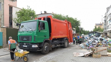 Во Львове перевозчиков мусора обязали дезинфицировать контейнерные площадки