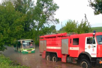 В Ровенской области салон автобуса затопило из-за сильного ливня - кадры