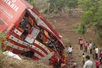 В Индии автобус с паломниками сорвался в ущелье, более 20 погибших