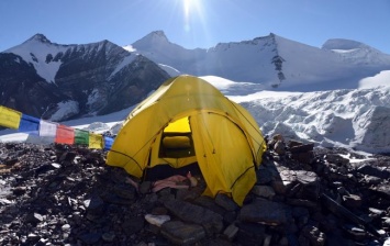 На Эвересте спасатели обнаружили в палатке тела четырех альпинистов