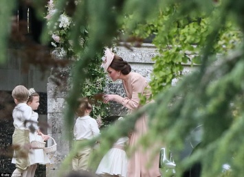 Британский принц Джордж хулиганил на свадьбе тети