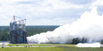 NASA провела огневые испытания двигателя сверхтяжелой ракеты