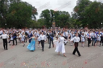 Бердянские выпускники станцуют вальс на Приморской площади