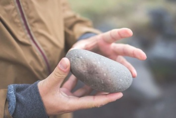 В Запорожской области мужчина выискивал и забрасывал камнями автовышки