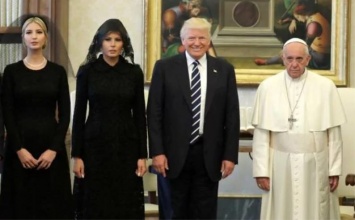 "Кого хоронят?" В соцсети обсудили строгий наряд Мелании Трамп в Ватикане