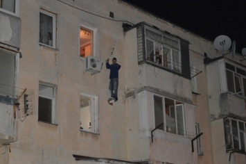 В Севастополе мужчина застрял между этажами