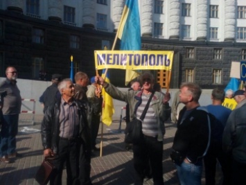 Мелитопольские ветераны МВД пикетируют Кабмин и Раду (фото)