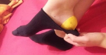 Как использовать лимон в носке, чтобы за ночь излечить потрескавшиеся пятки?