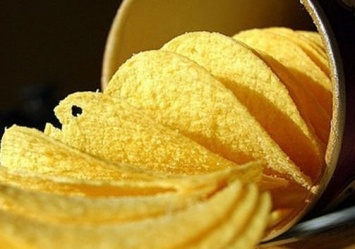 Ученые: картофельные чипсы вызывают у человека наркотическую зависимость