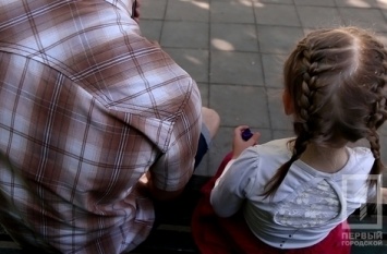 4-летняя криворожанка рассказала о приставаниях сожителя ее матери