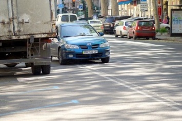 В центре Одессы из-за парковки автомобили гоняют по встречке (ФОТО)