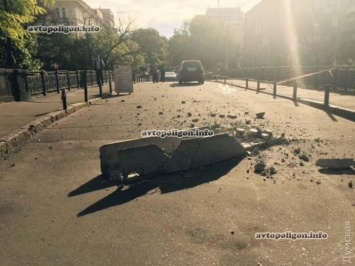 ДТП в Одессе: водитель Honda CR-V протаранил бетонные блоки на перекрытом мосту. ФОТО