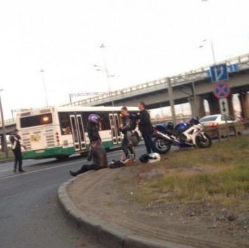 В Санкт-Петербурге на Пулковском шоссе байкер врезался в автомобиль