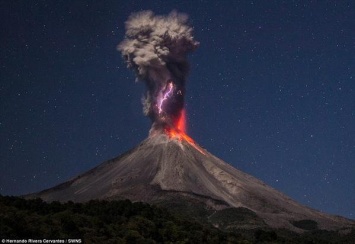 В Мексике произошло извержение двух самых активных вулканов