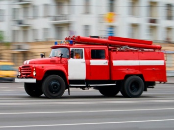 В Омске пожарные спасли из горящего подъезда 5-этажного дома 6 человек