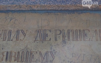 Вандалы испортили золоченную плиту на постаменте памятника Дюку де Ришелье