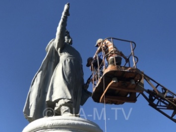 В Запорожской области памятник Богдану Хмельницкому лишился булавы